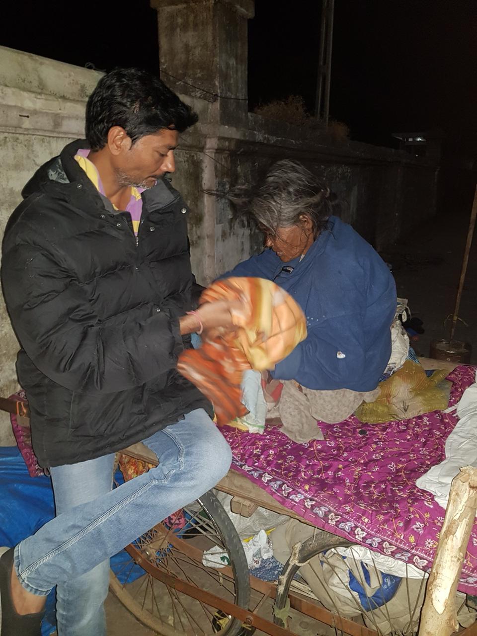 ઠંડીમાં અપાઈ ગરમ હુંફ