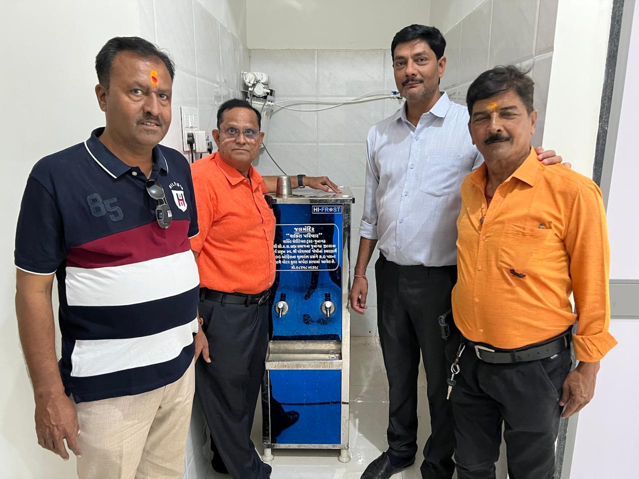 R.O. પ્લાન્ટ સાથે વોટર કુલર અર્પણ